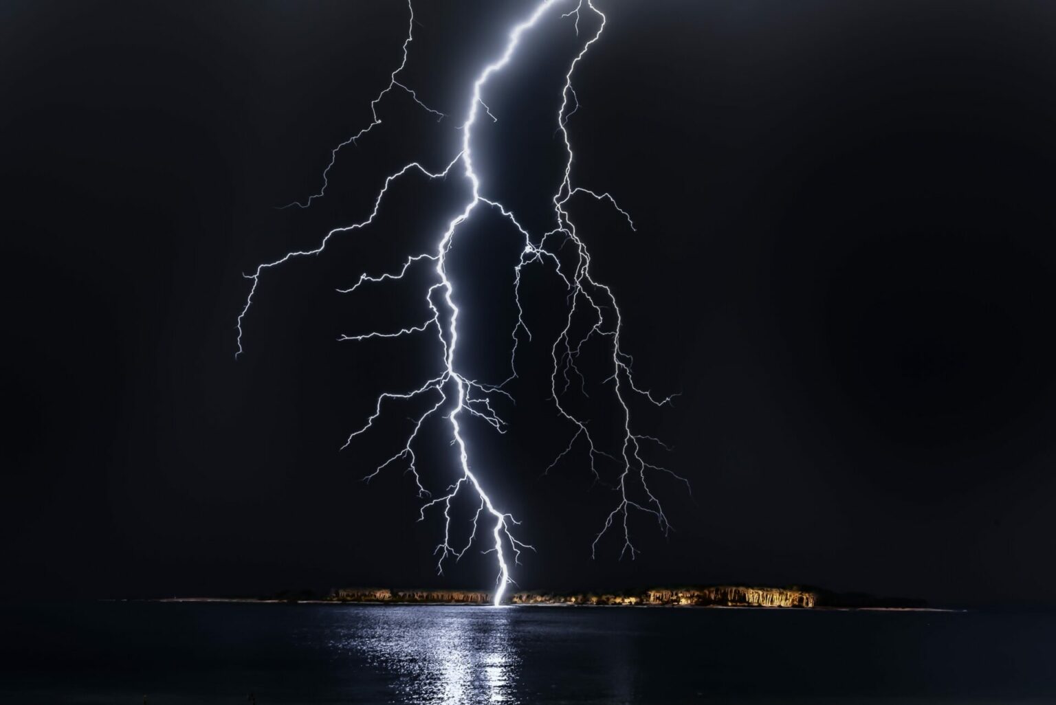 Was Passiert Wenn Ein Blitz Ins Meer Einschlagt